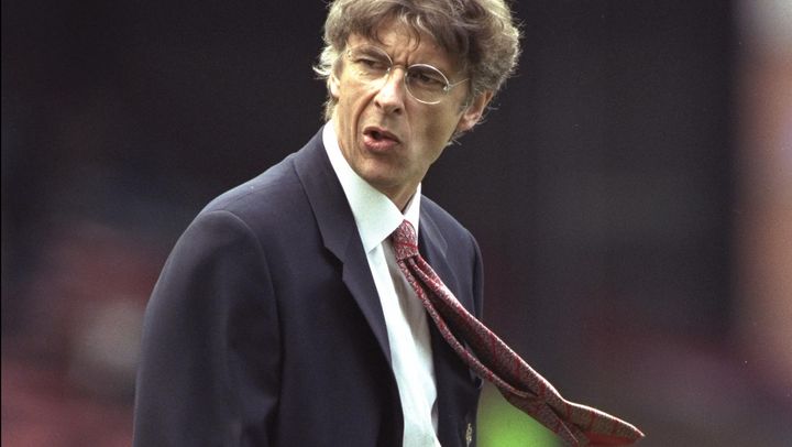 L'entra&icirc;neur d'Arsenal, Ars&egrave;ne Wenger, lors d'un match contre Wimbledon, &agrave; Londres (Royaume-Uni), le 2 novembre 1996.&nbsp; (STU FORSTER/GETTY IMAGES)