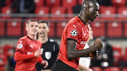 Sehrou Guirassy le poing rageur après son ouverture du score pour le Stade Rennais. (DAMIEN MEYER / AFP)