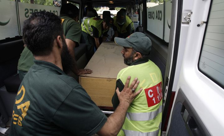 Le corps d'une des victimes de l'attentat au camp de base du Nanga Parbat&nbsp;arrive&nbsp;à Islamabad (Pakistan), le 23 juin 2013. (STRINGER PAKISTAN / REUTERS)