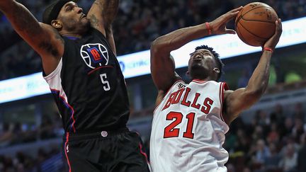 Le joueur des Bulls Jimmy Butler face à Josh Smith des Clippers (JONATHAN DANIEL / GETTY IMAGES NORTH AMERICA)