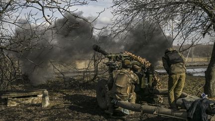 Des soldats ukrainiens positionnés près de la ville de Bakhmout (Ukraine), le 4 mars 2023. (ARIS MESSINIS / AFP)