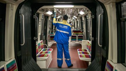 Un employé de la RATP désinfecte&nbsp;une rame de métro à Vincennes (Val-de-Marne), le 2 mai 2020. (MAXPPP)