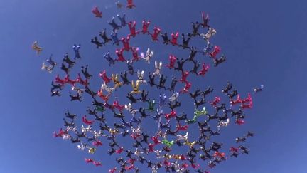 Parachutisme : des passionnés réalisent des chorégraphies en plein ciel