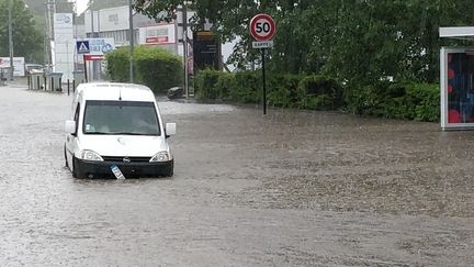 Un véhicule traverse une rue inondée à Nantes (Loire-Atlantique), le 11 juin 2018. (SYLVAIN LUNEAU / AFP)