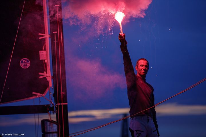 Armel Le Cléac'h le bras levé lors du passage de ligne à Saint Nazaire