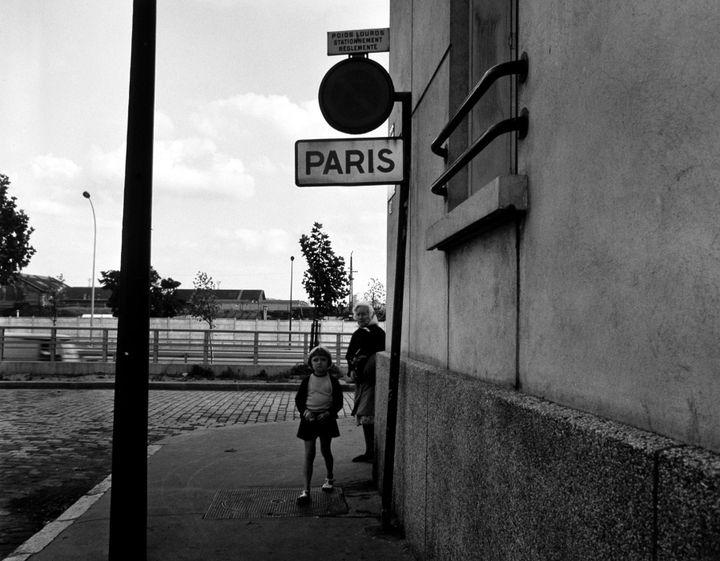 Eustachy Kossakowski, "6 mètres avant Paris", 1972, 157 épreuves photographiques, tirées en 2004 au Musée Niépce à partir des négatifs originaux. Collection Musée Nicéphore Niépce, Ville de Chalon-sur-Saône. Négatifs : Musée d'art moderne de Varsovie
 (Anka Ptaszkowska)