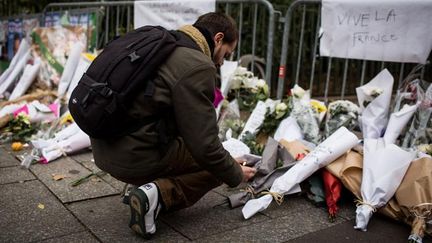 &nbsp; (Hommages aux victimes près du Bataclan © Revelli-Beaumont/SIPA)