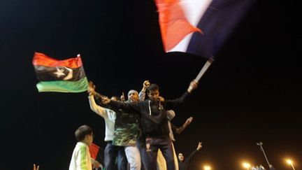 A Benghazi, des opposants libyens se réjouissent après le vote au Conseil de sécurité de l'Onu (18 mars 2011) (AFP / Patrick Baz)