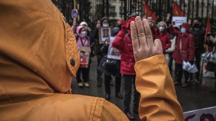 Une manifestation de la communauté birmane devant l'ambassade du pays à Paris jeudi 18 février 2021. (MAXIME GRUSS / HANS LUCAS / AFP)