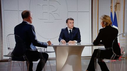 Emmanuel Macron à l'Elysée lors d'un précédente interview sur TF1 et France 2, le 14 mars 2024. (LUDOVIC MARIN / AFP)