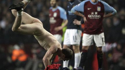 Un streaker traverse le terrain lors du match entre Aston Villa et Manchester City &agrave; Birmingham (Royaume-Uni), el 12 f&eacute;vrier 2012. (DARREN STAPLES / REUTERS)