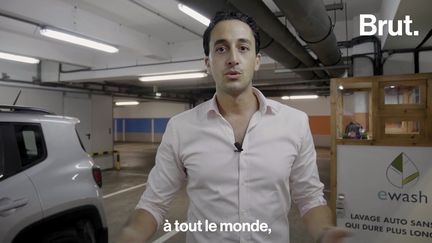 Ewash est une entreprise marocaine lancée par Omar Bouziane. Elle permet à ses clients de laver leurs voitures sans utiliser d'eau. Cette initiative se veut plus respectueuse de l’environnement, mais surtout, permet d’économiser les ressources d’eau potable.