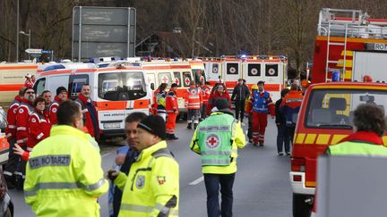 Les secours sont déployés après la collision de deux trains à Bad Aibling, en Allemagne, le 9 février 2016. (MATTHIAS SCHRADER / AP / SIPA)