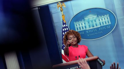 La secrétaire d'Etat à la Maison Blanche, Karine Jean-Pierre, répond aux questions des journalistes à Washington, le 2 octobre 2023. (KEVIN DIETSCH / GETTY IMAGES / AFP)