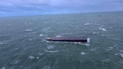 Une barge mesurant plus de 120 m de long s'est échouée, le 8 décembre 2024, sur une plage de Sotteville-sur-Mer (Seine-Maritime). ((PREFECTURE MARITIME POUR LA MANCHE ET LA MER DU NORD))