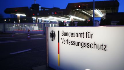 L'entrée du siège du renseignement intérieur allemand, le 4 février 2014, à Cologne (Allemagne). (OLIVER BERG / DPA / AFP)