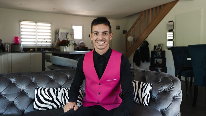 Cédric Maritano pose dans son salon à Montbonnot-Saint-Martin (Isère), le 24 août 2023. (PAULINE GAUER / FRANCEINFO)