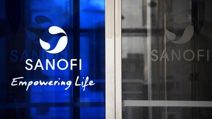 Le siège du groupe pharmaceutique Sanofi, le 27 mars 2020 à Paris. (FRANCK FIFE / AFP)