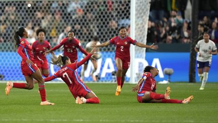 La joie des joueuses du Panama autour de la buteuse, Marta Cox, auteure d'une superbe ouverture du score lors du match Panama-France à la Coupe du monde, le 2 août 2023. (RICK RYCROFT / AP)