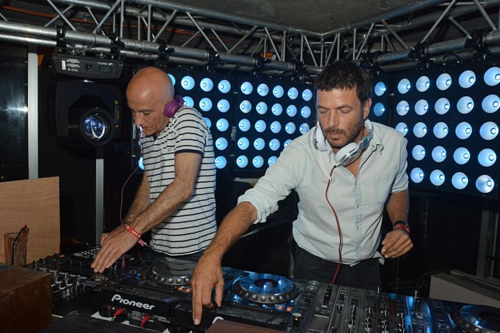 Philippe Zdar (au premier plan à droite) et Hubert Boombass de Cassius mixent au bar éphémère de la Tour Pleyel Saint-Denis, à Paris,&nbsp; le 4 juin 2014. (FOC KAN / WIREIMAGE)