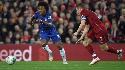 Le Brésilien de Chelsea Willian face au joueur de Liverpool Milner (PAUL ELLIS / AFP)