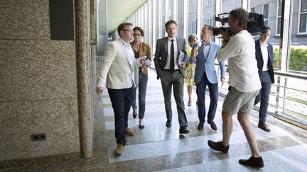 Le pr&eacute;sident de l'Eurogroupe&nbsp;Jeroen Dijsselbloem (au centre, en costume gris), le 1er juillet 2015 &agrave; la Haye (Pays-Bas). (BART MAAT / ANP / AFP)