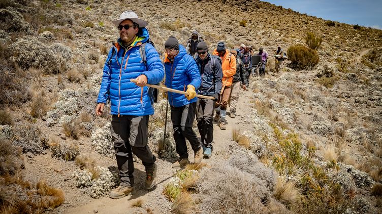 Julien Védani (deuxième en partant de la gauche) s'est lancé comme objectif d'atteindre le sommet du Kilimandjaro.&nbsp; (AURELIO VALENTINO / B-EPIC AGENCY)