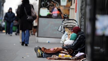 Une famille sans-abri dans la rue à Paris. Photo d'illustration. (YANN FOREIX / MAXPPP)