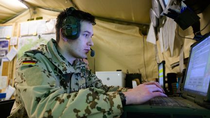 Un soldat de l'armée allemande lors de manoeuvres en Saxe, le 24 janvier 2023 (PHILIPP SCHULZE / DPA)