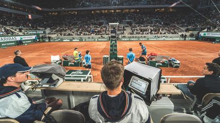 Des marqueurs sur le court Philippe-Chatrier, à Roland-Garros. (FFT)