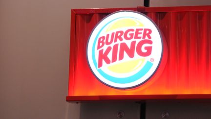 L'enseigne de Burger King, &agrave; la gare Saint-Lazare, &agrave; Paris, le 16 d&eacute;cembre 2013. (CITIZENSIDE / JONATHAN TESSIER / AFP)