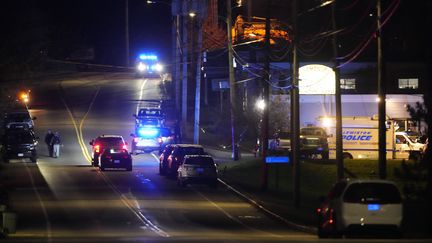 Des forces de police déployées dans la ville de Lewison, dans l'Etat du Maine (Etats-Unis), le 25 octobre 2023. (ROBERT F. BUKATY / AP / SIPA)