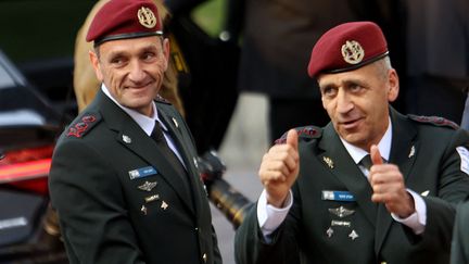 Le général Aviv Kochavi (à droite) et son successeur à la tête de l'armée israélienne Herzi Halevi, à Tel Aviv le 16 janvier 2023 (GIL COHEN-MAGEN / AFP)