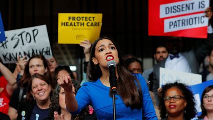 Alexandria Ocasio-Cortez lors d'un discours à Boston (Etats-Unis), le 1er octobre 2018. (BRIAN SNYDER / REUTERS)