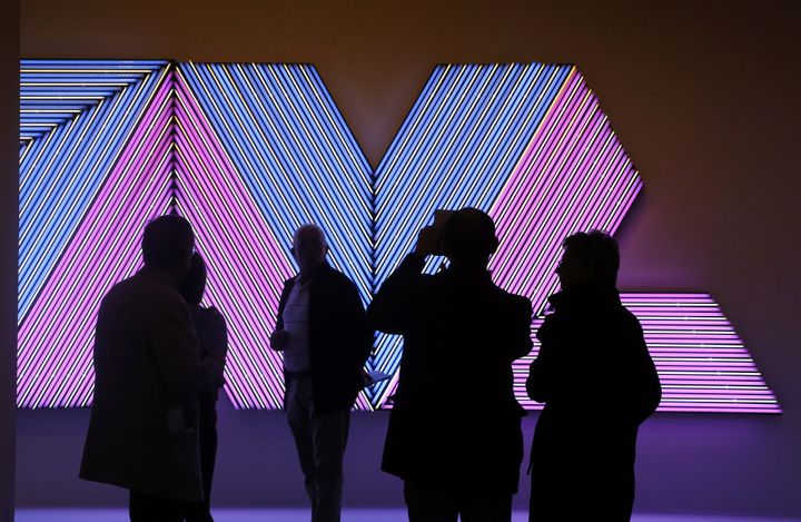 Visiteurs à la fondation Louis Vuitton devant une oeuvre de Bertrand Lavier, octobre 2014
 (FRANCOIS GUILLOT / AFP)