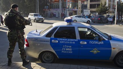 Un policier patrouille dans une rue de Sotchi, le 30 d&eacute;cembre 2013. La station baln&eacute;aire russe doit accueillir les prochains Jeux olympiques d'hiver,&nbsp;du 7 au 23 f&eacute;vrier 2014. (MAXIM SHEMETOV / REUTERS)