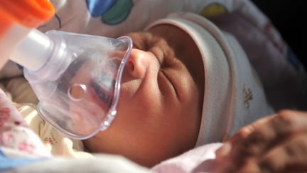 Un enfant est soign&eacute; &agrave; l'h&ocirc;pital des enfants de P&eacute;kin, le 16 janvier 2013. (LI WEN / XINHUA / AFP)