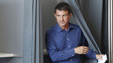 L'ancien Premier ministre socialiste Manuel Valls quitte l'isoloir, le 18 juin 2017, à Evry (Essonne).&nbsp; (FRANCOIS GUILLOT / AFP)