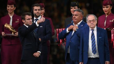 Emmanuel Macron et Noël Le Graët lors de la cérémonie finale de la Coupe du monde au Qatar, le 18 décembre. (FRANCK FIFE / AFP)