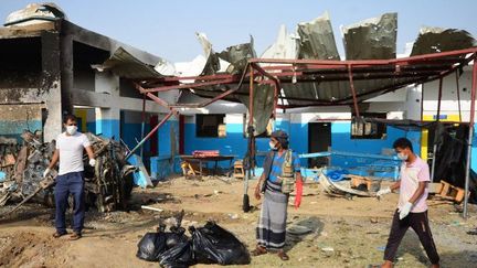 Des Yéménites dans l'hôpital de Médecins sans Frontières, le 16 août 2016. Cet hôpital situé dans la zone tenue par les rebelles a été bombardé par l'aviation saoudienne faisant onze morts, selon MSF. (STRINGER / AFP)