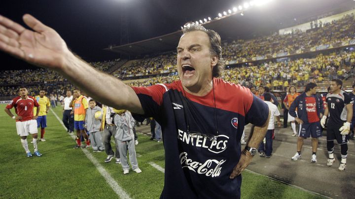 Marcelo Bielsa, alors entra&icirc;neur du Chili,&nbsp;lors du match de qualification pour la Coupe du monde contre la Colombie, &agrave; Medellin, le 10 octobre 2009.&nbsp; (ALBEIRO ROPEIRA / REUTERS)