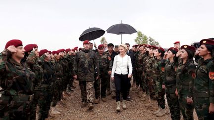 dans un camp à Erbil, au Kurdistan irakien, le 27 octobre 2015. La Bundeswehr a formé des soldats et des combattants des minorités religieuses kurdes. Aujourd'hui, quelque 95 militaires allemands forment une trentaine de jeunes Kurdes au maniement des armes dans le camp de Banslawa. Mme von de Leyen a également rencontré le président Barzani, à la tête de la région autonome irakienne depuis dix ans et considéré comme l'un des plus importants alliés de l'Occident contre le groupe Etat islamique. La ministre s'est engagée auprès de lui à réexpédier à court terme du matériel militaire. (REUTERS/Azad lashkari​)