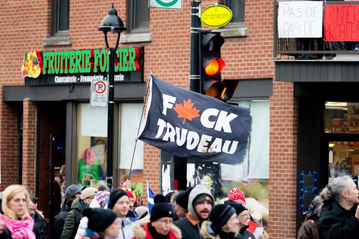 Des manifestants du "Convoi de la liberté", le 12 février 2022 à Montréal. (DAVID HIMBERT / HANS LUCAS / AFP)