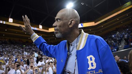 Kareem Abdul-Jabbar&nbsp;salue ses fans à Los Angeles (Californie). (KEVORK DJANSEZIAN / GETTY IMAGES NORTH AMERICA)