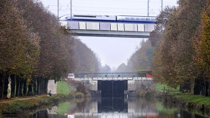 Une quinzaine de projets routiers, ferroviaires et fluviaux pourraient &ecirc;tre abandonn&eacute;s. (DOMINIQUE DELFINO / BIOSPHOTO / AFP)