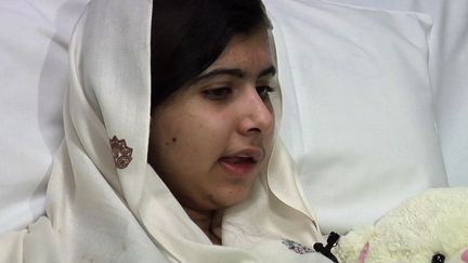 Malala Yousafzai, la jeune Pakistanaise blessée par balles par des talibans en octobre 2012. Au Queen Elisabeth’s hospital de Birminghan, le 4 février 2013. (HO / UNIVERSITY HOSPITALS BIRMINGHAM / AFP )