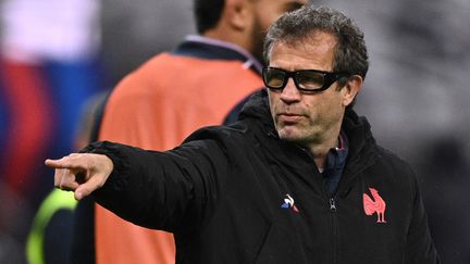 Fabien Galthié, lors de l'échauffement avant le match des Six nations entre la France et l'Écosse le 26 mars 2021, au Stade de France. (ANNE-CHRISTINE POUJOULAT / AFP)