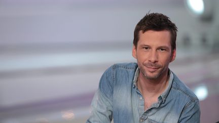 &nbsp; (Alex Beaupain à "Vivement dimanche" sur france 2 le 2 septembre 2015 © Maxppp)