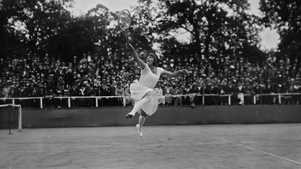 Suzanne Lenglen contre Germaine Golding lors des championnats de France de tennis à Paris, le 10 juin 1922. (Bibliothèque nationale de France)