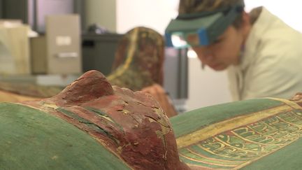 Cinq momies humaines du musée des Confluences à Lyon, sont en cours de restauration.&nbsp; (CAPTURE D'ÉCRAN FRANCE 3 / S. GOLDSTEIN)